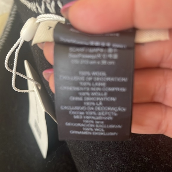 BNWT: Tory Burch scarf (black and white) 100% wool - Picture 5 of 11